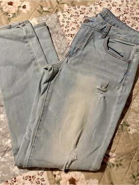American Eagle Outfitters Light Wash Distressed Women’s Jeans